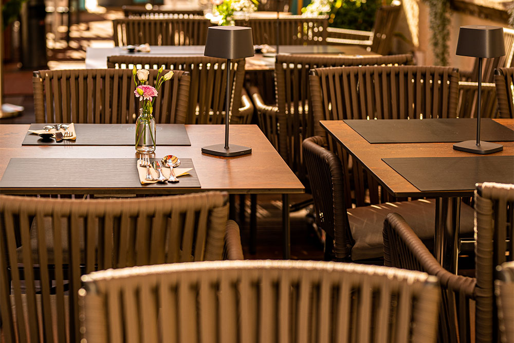 Gedeckte Tische auf der Terrasse des Hotel und Restaurant Norddeutscher Bund